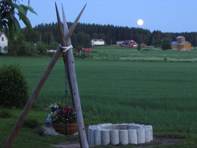Karhusjärven kylä kesäyönä