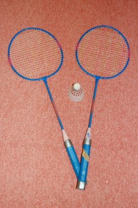 Jos ei lunta vieläkään ala kuulua, voi talvea viettää myös vaikkapa pelaamalla sulkapalloa